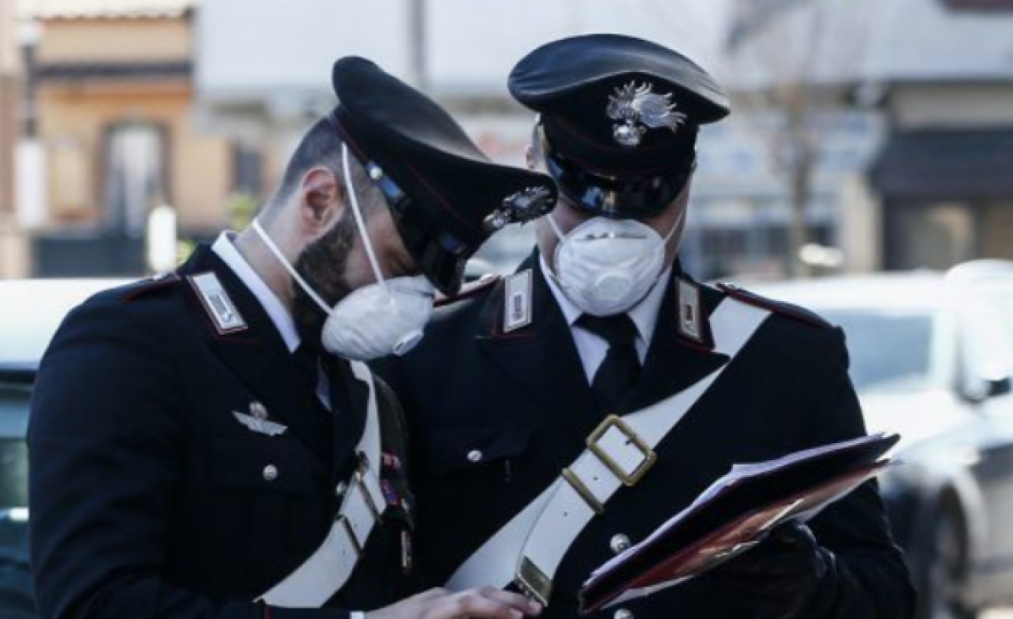 Coronavirus, va al supermercato solo per corteggiare la cassiera: denunciato 