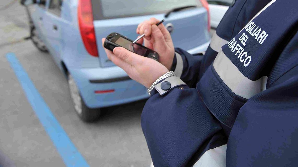 Auto su strisce blu senza grattino, 46 verbali al proprietario