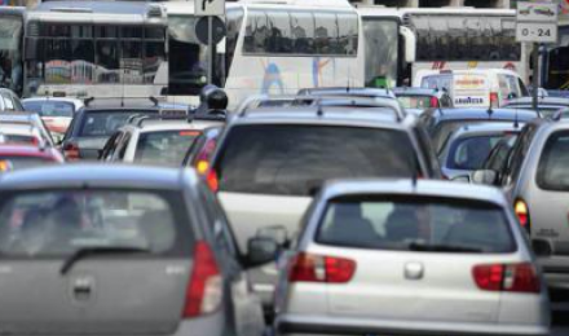 Napoli e il caos del traffico, tra buche e regole ignorate