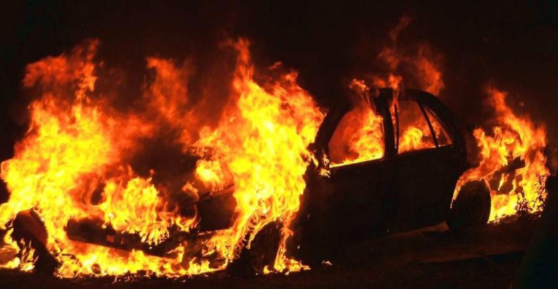 Raid nella notte, sei auto in fiamme: case evacuate