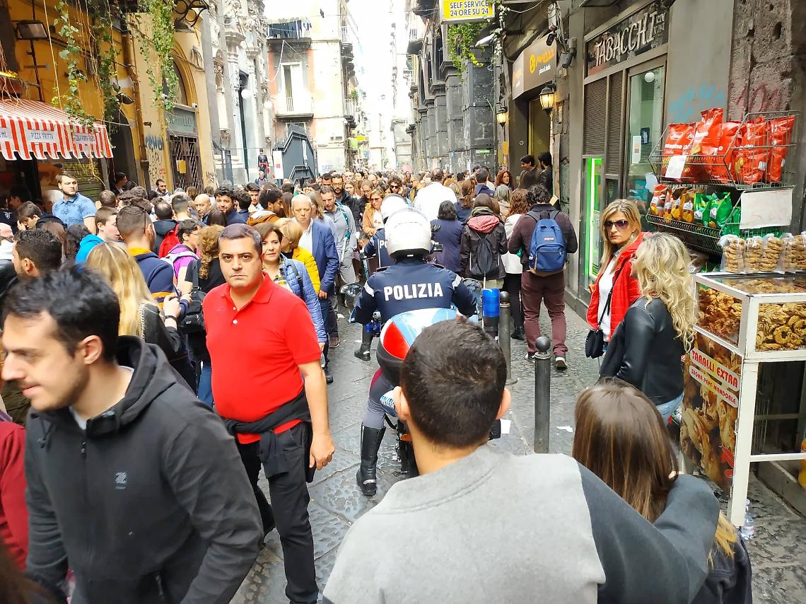 Feste di Pasqua, è boom di turisti ai Decumani. Ma disagi nei trasporti