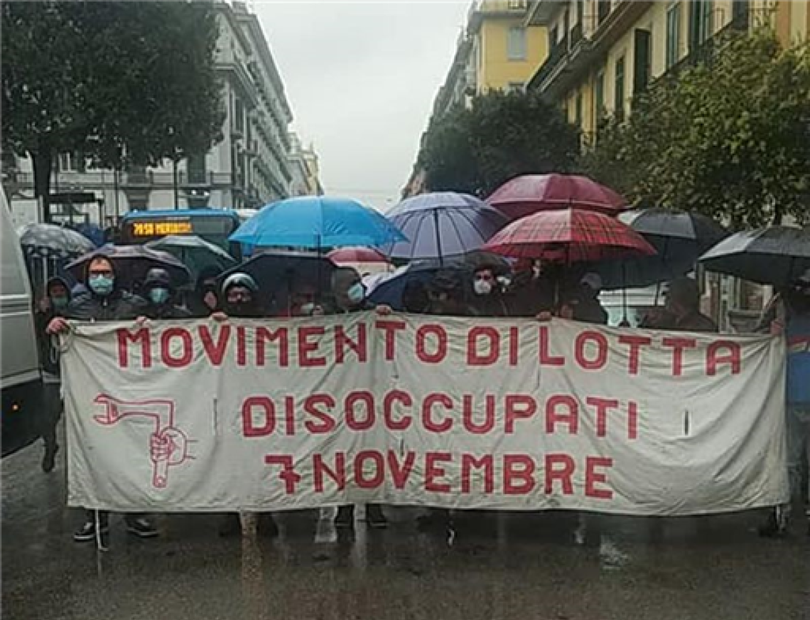 Disoccupati in piazza, traffico in tilt alla Ferrovia