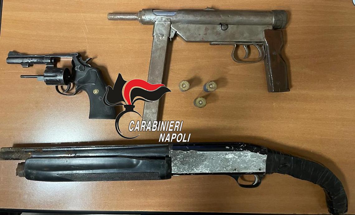 Armi nel retro di un salone di parrucchiere a Pomigliano, due arresti