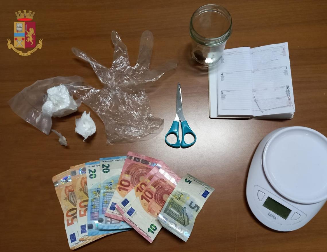 Rione Cavalleggeri D’Aosta, sorpreso con droga e denaro: arrestato