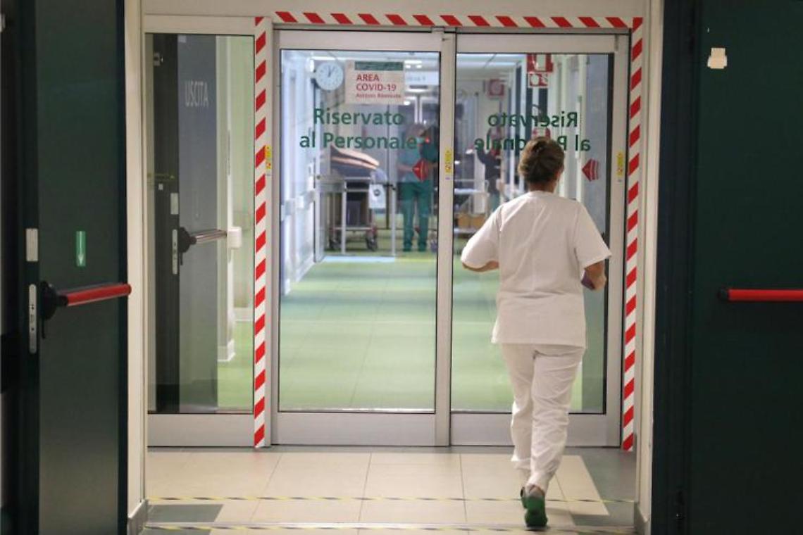 Covid oggi Italia, Rt e incidenza in calo