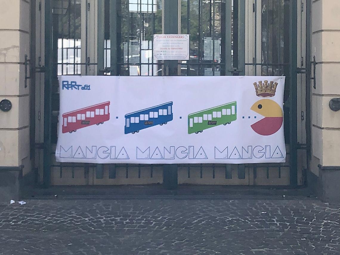 Funicolare di Chiaia chiusa, striscione di protesta in via Cimarosa