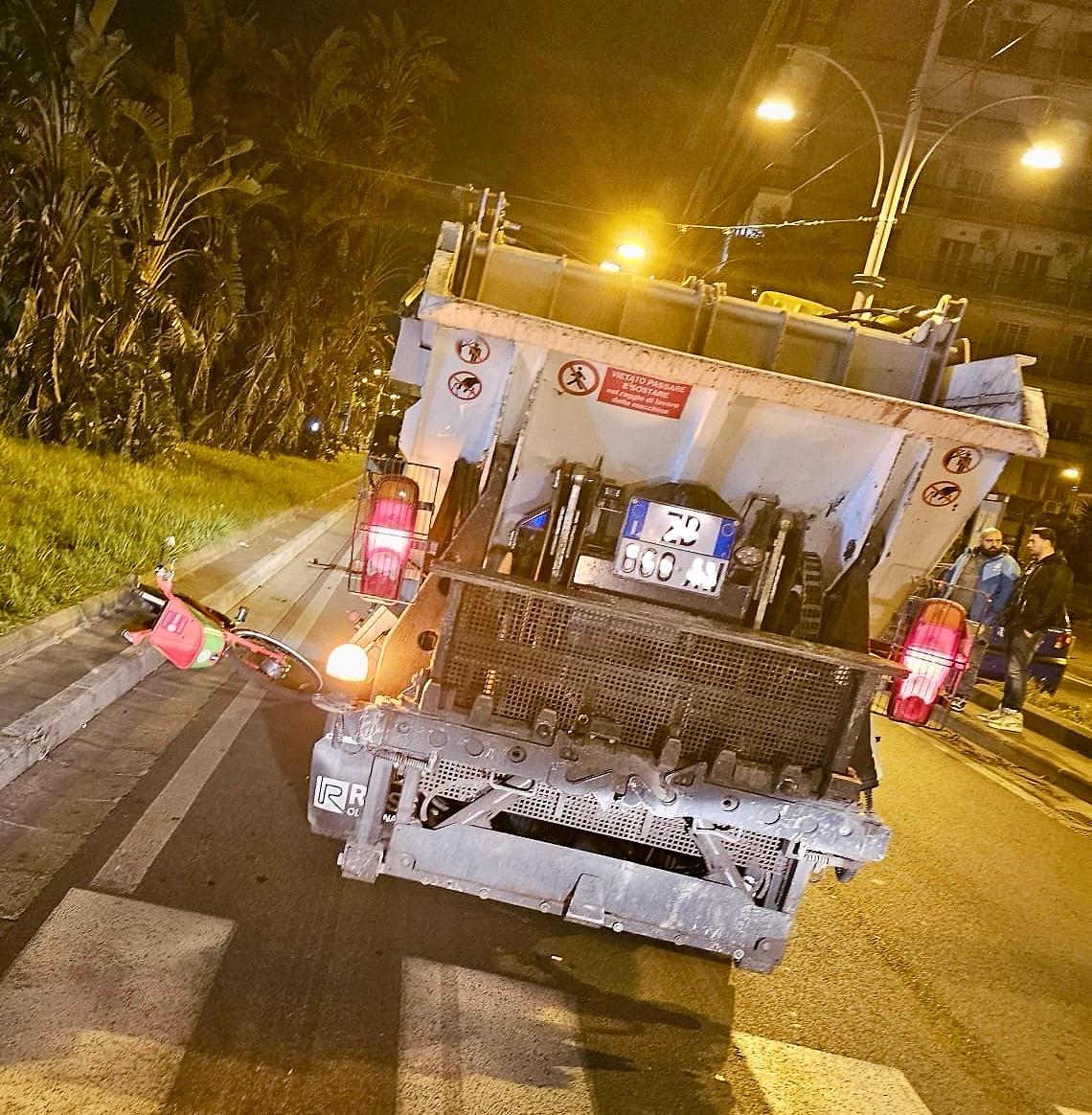 Napoli, scontro tra camion rifiuti e bici: muore studentessa tedesca