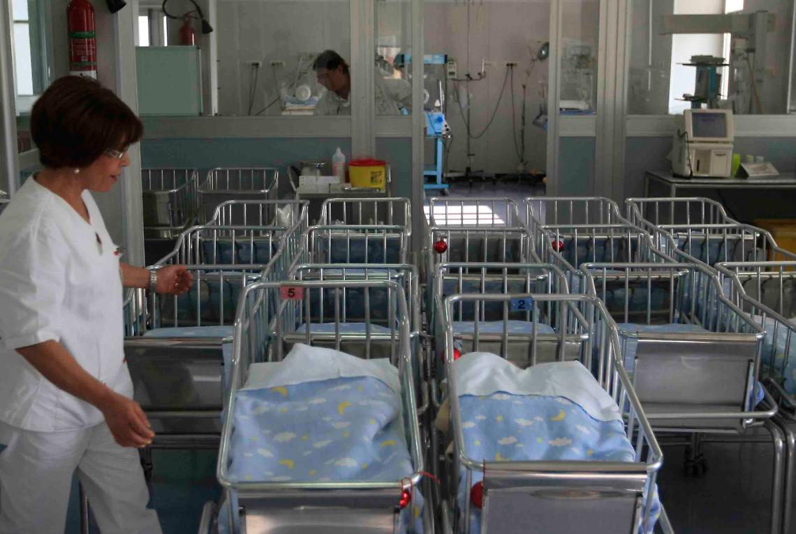 Sanità, tagliati i reparti per i neonati a rischio