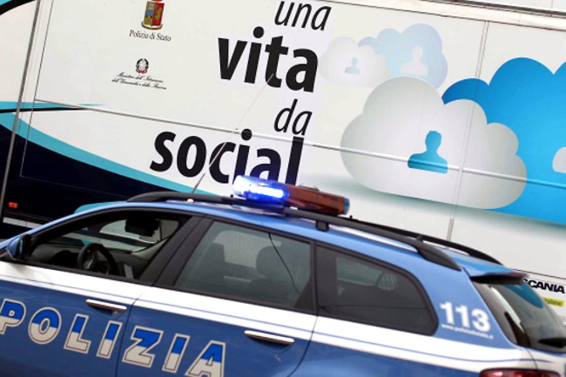 “Una vita da social”, campagna della Polizia Postale a Napoli