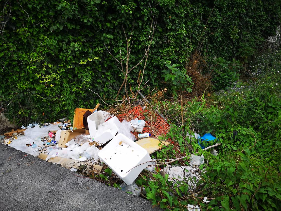 Frattamaggiore, abbandono rifiuti e omessa bonifica sito inquinato: scattano sequestro area e denuncia