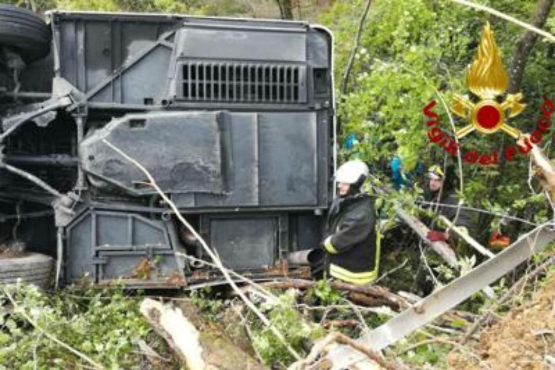 Bus turistico si ribalta, un morto