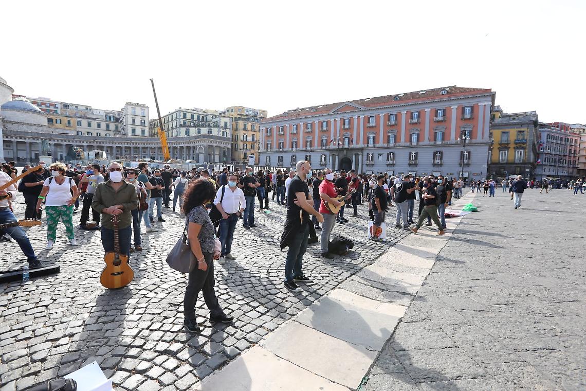 Silenzio per 10 minuti, protestano i lavoratori dello spettacolo