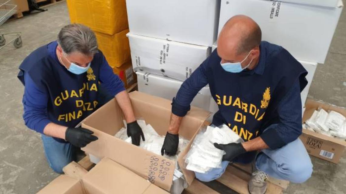 Sequestrate 18mila visiere e mascherine