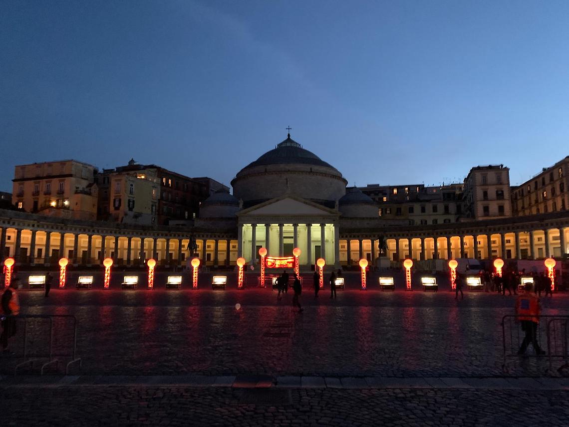 Luci rosse e palloncini, in piazza le aziende dello spettacolo