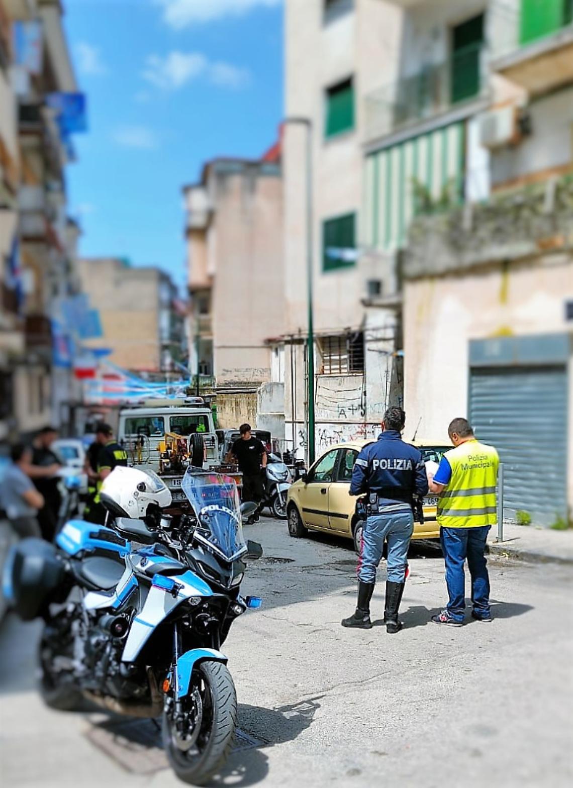 Controlli al rione Amicizia, rimossi 25 veicoli abbandonati