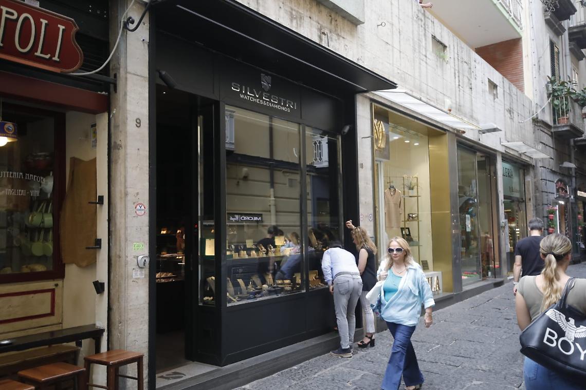 Rapina in una gioielleria di Chiaia: portati via Rolex