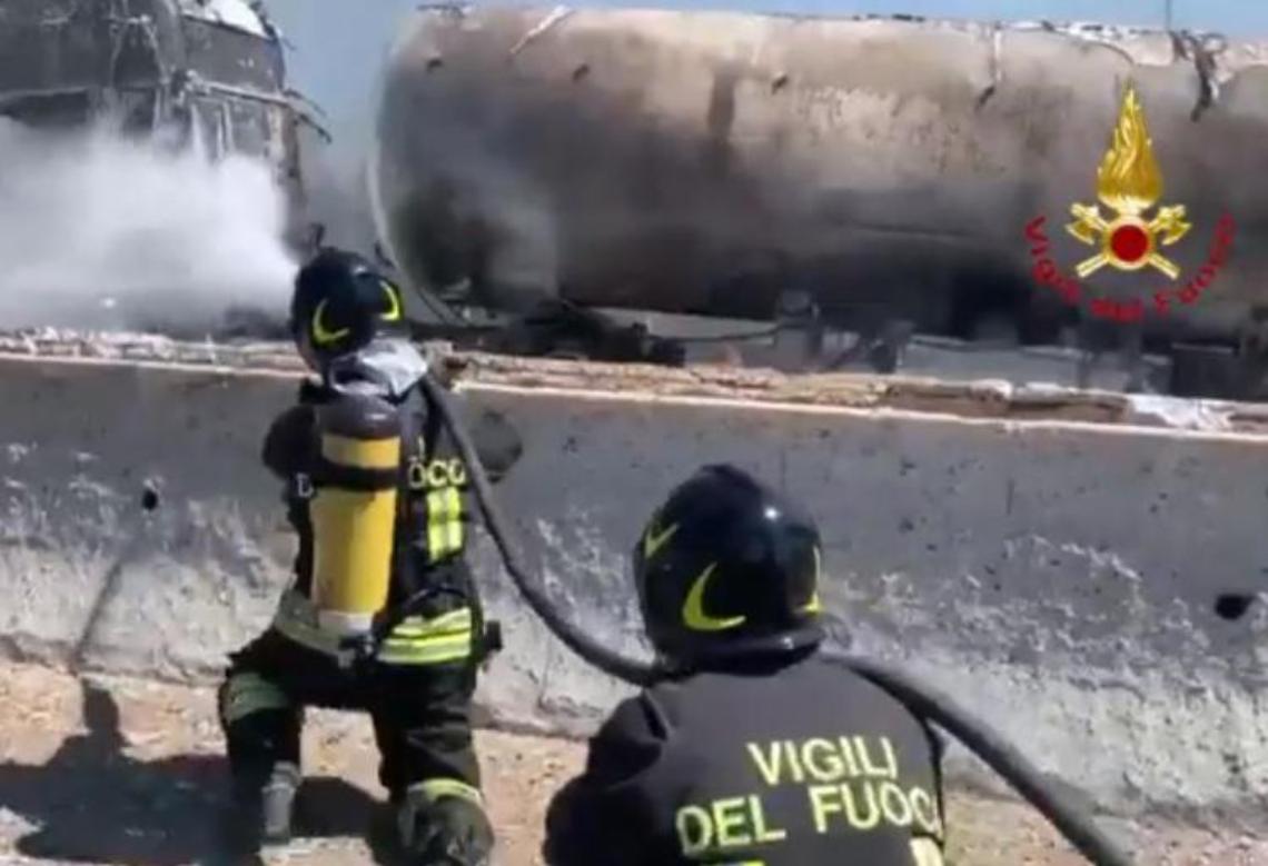 Incidente A1, a fuoco autocisterna con Gpl: 2 morti