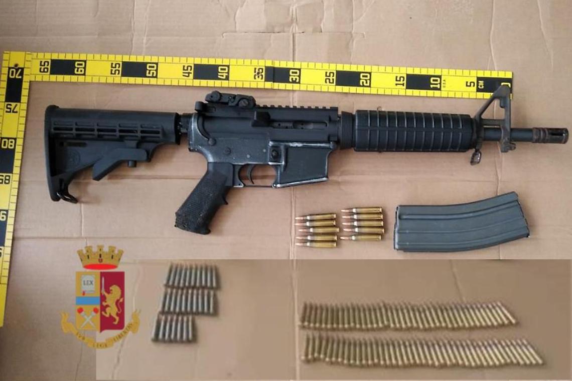 Polizia scova mitragliatore e proiettili nella roccaforte del clan