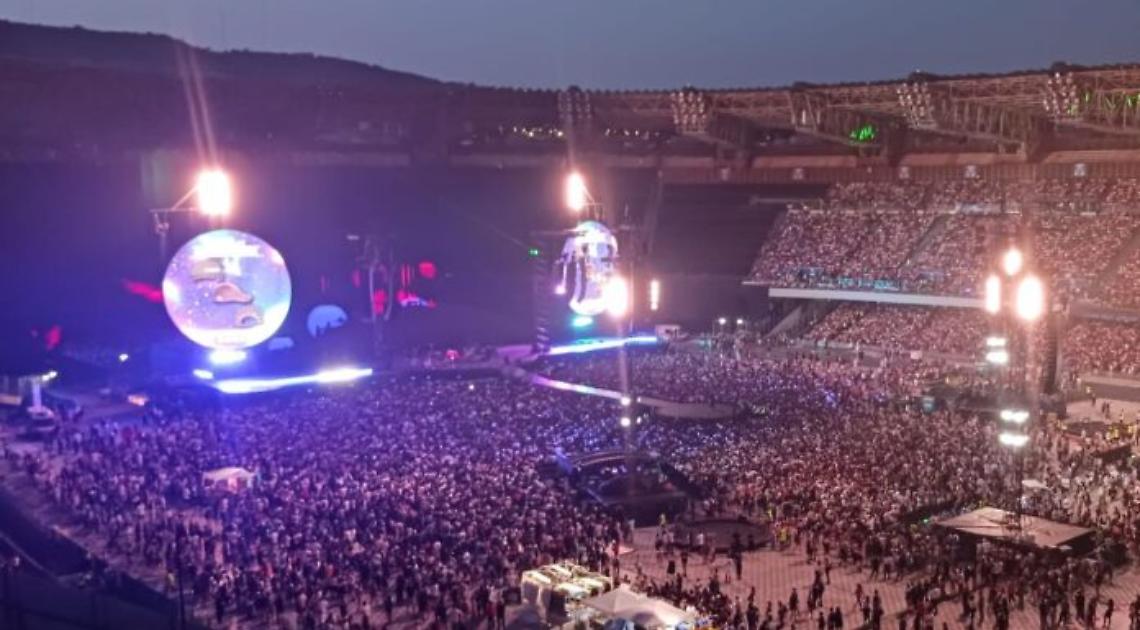 Coldplay a Napoli, Chris Martin canta “Napule è": stadio in delirio