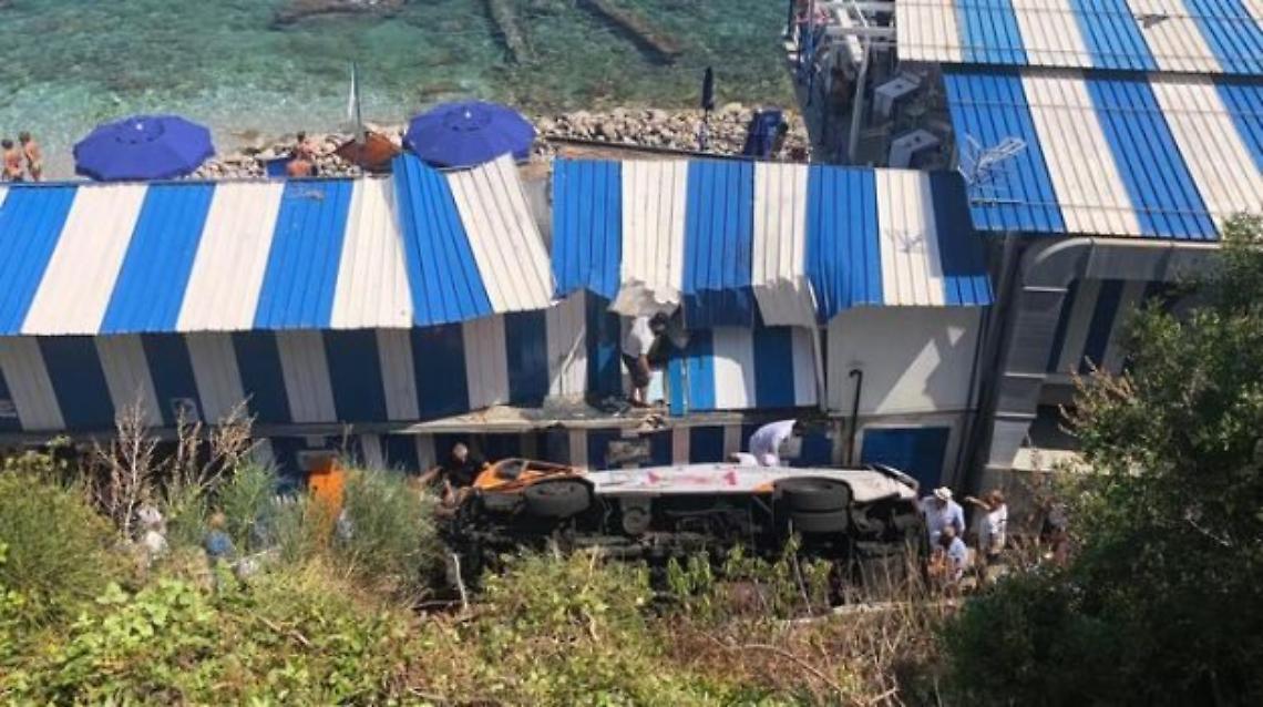 Minubus precipitato a Capri, 28 feriti: morto l'autista
