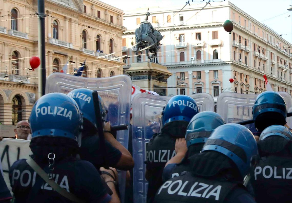 G20, corteo bloccato: lancio di oggetti contro la polizia