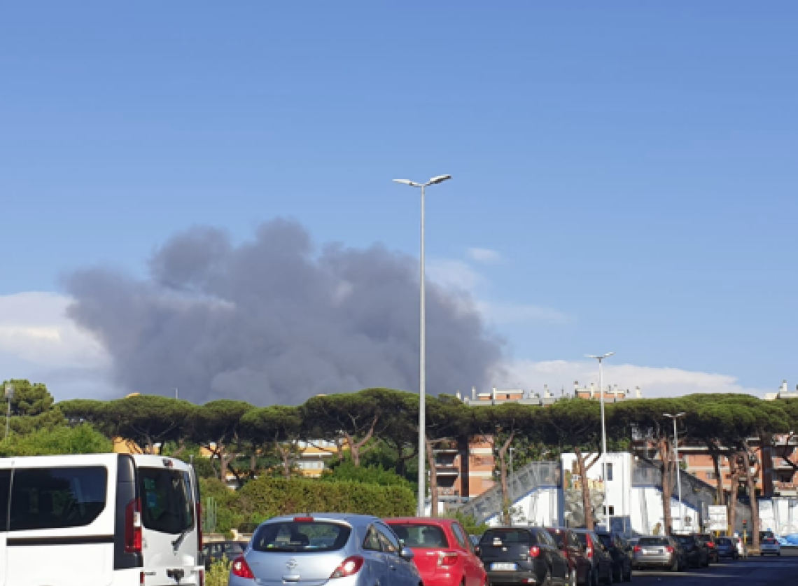 Roma, fiamme a Castel Fusano, brucia campeggio
