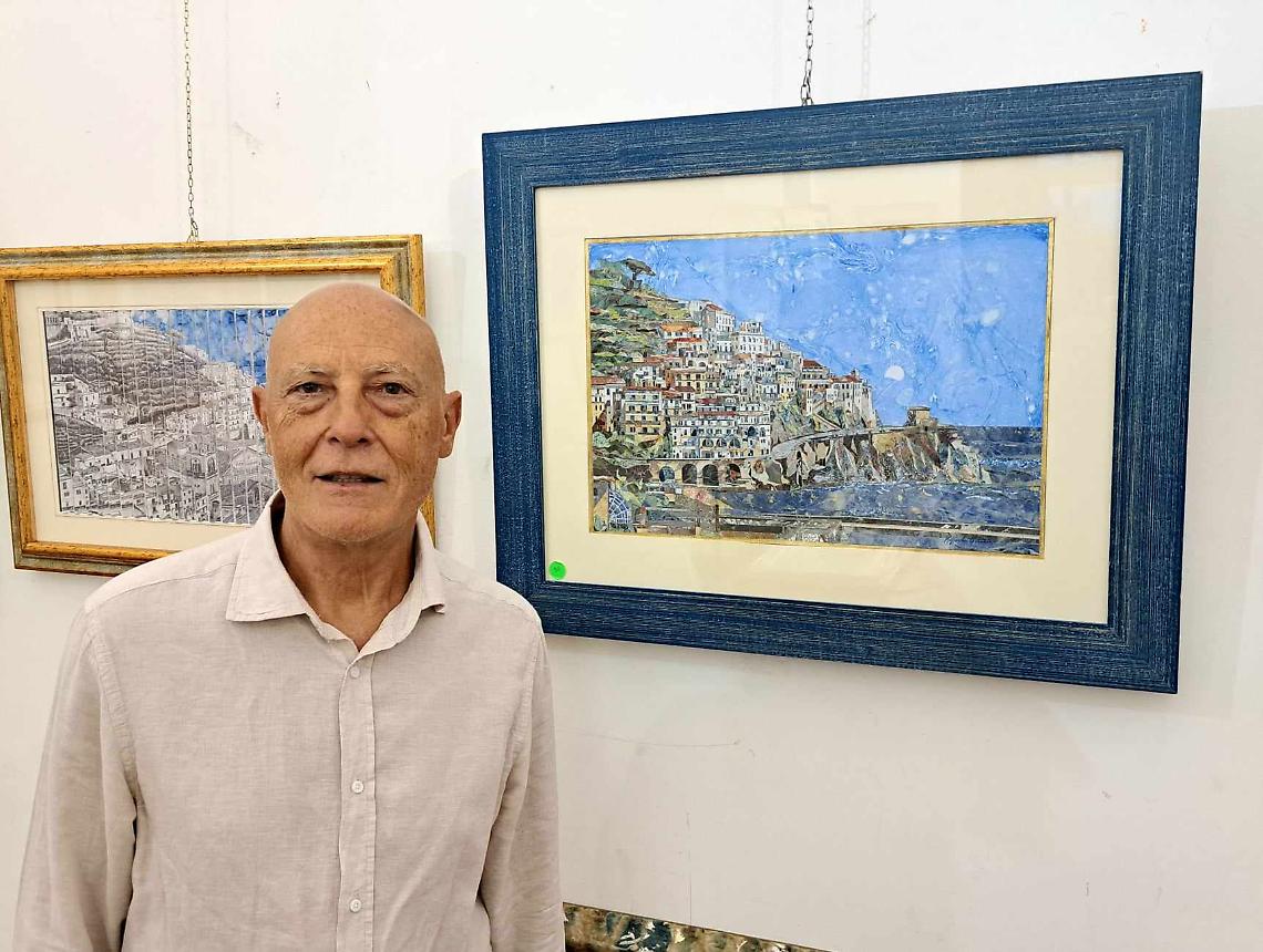 Raffaele Nocerino ad Amalfi con le sue opere su carta marmorizzata