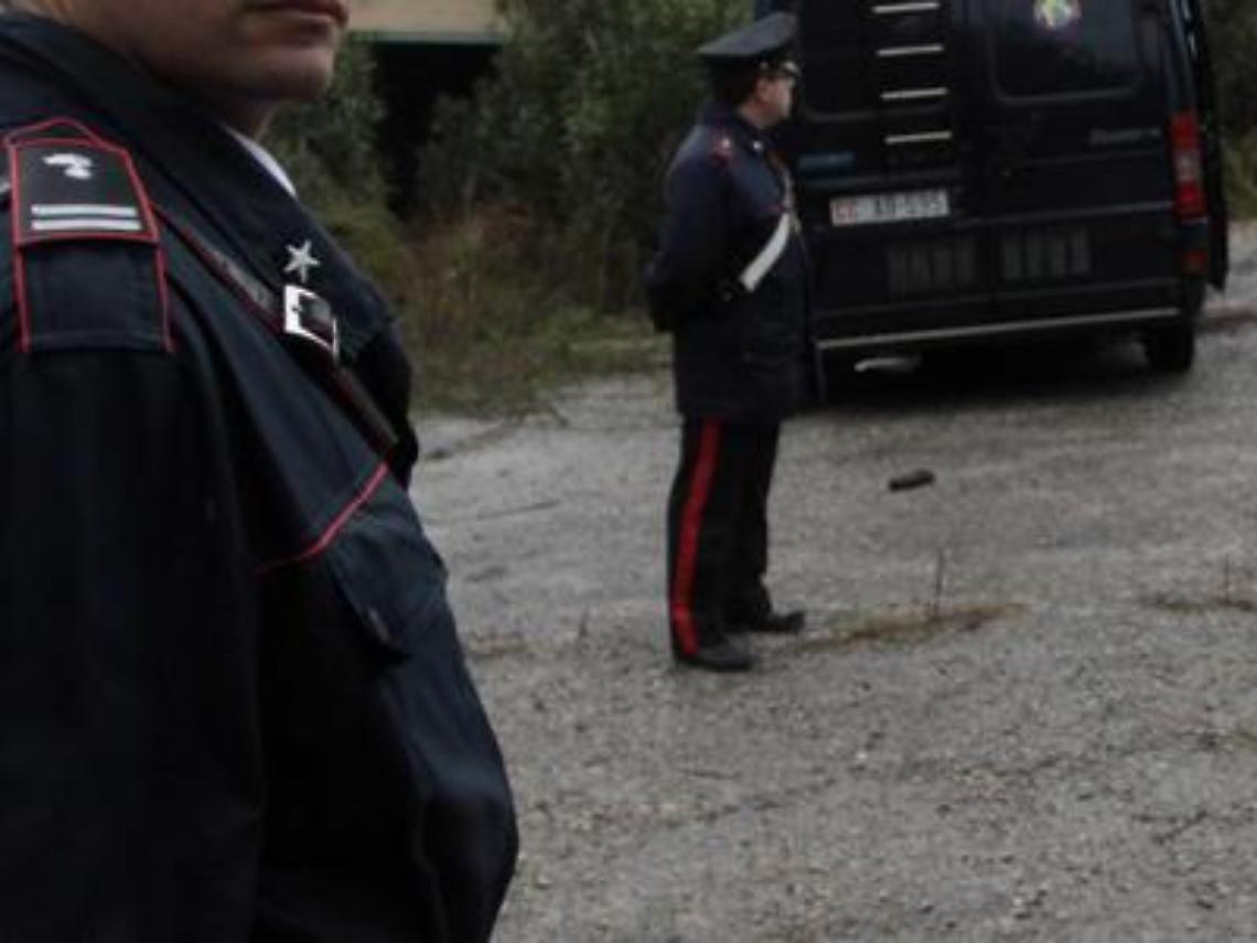 Perseguitata e chiusa in casa dall'ex: scappa dalla finestra. Lui arrestato