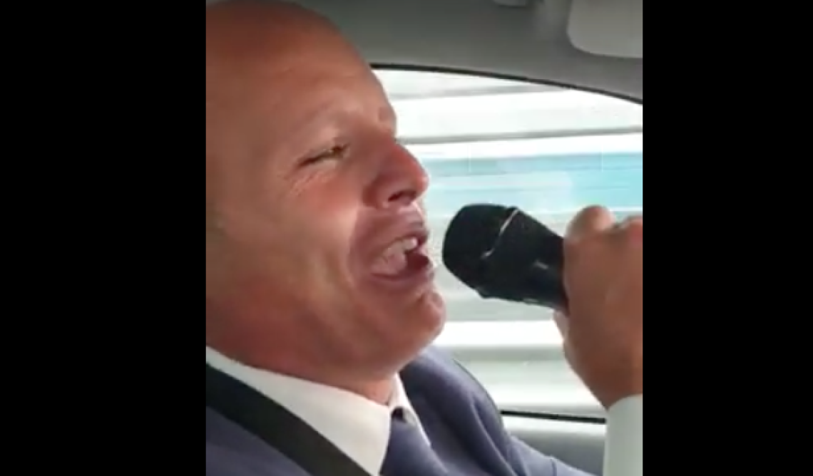 Gogna social per il becchino canterino: «Mi vergogno e chiedo scusa, ma la bara era vuota»