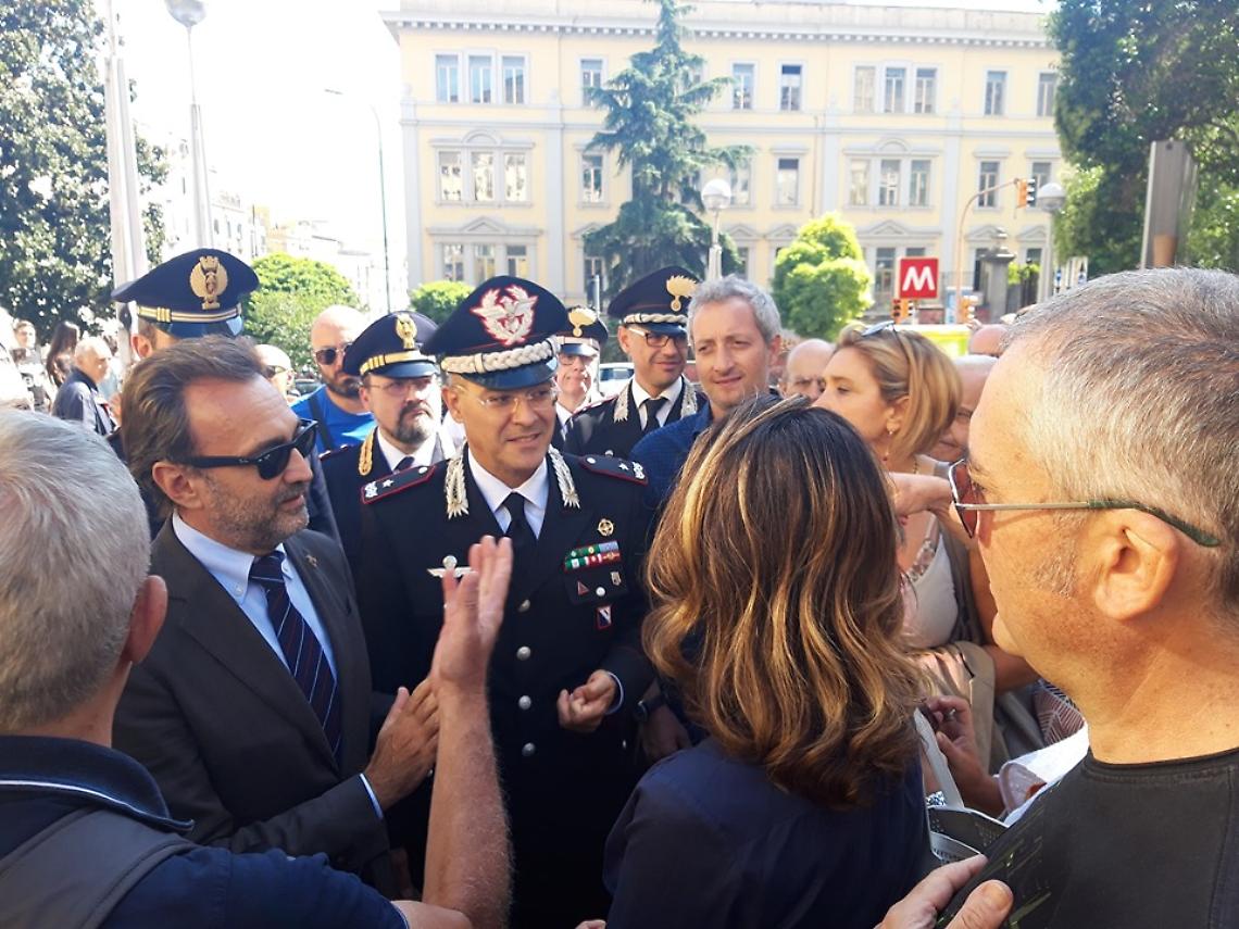 Mamme in piazza con le forze dell'ordine contro babygang e rapine 