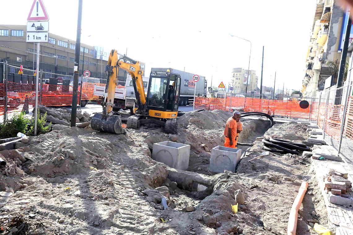 Piazza Garibaldi e via Marina Cantieri infiniti, traffico in tilt
