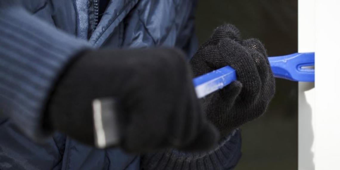 Smonta le targhe dalla sua auto per commettere un furto, rintracciato e denunciato