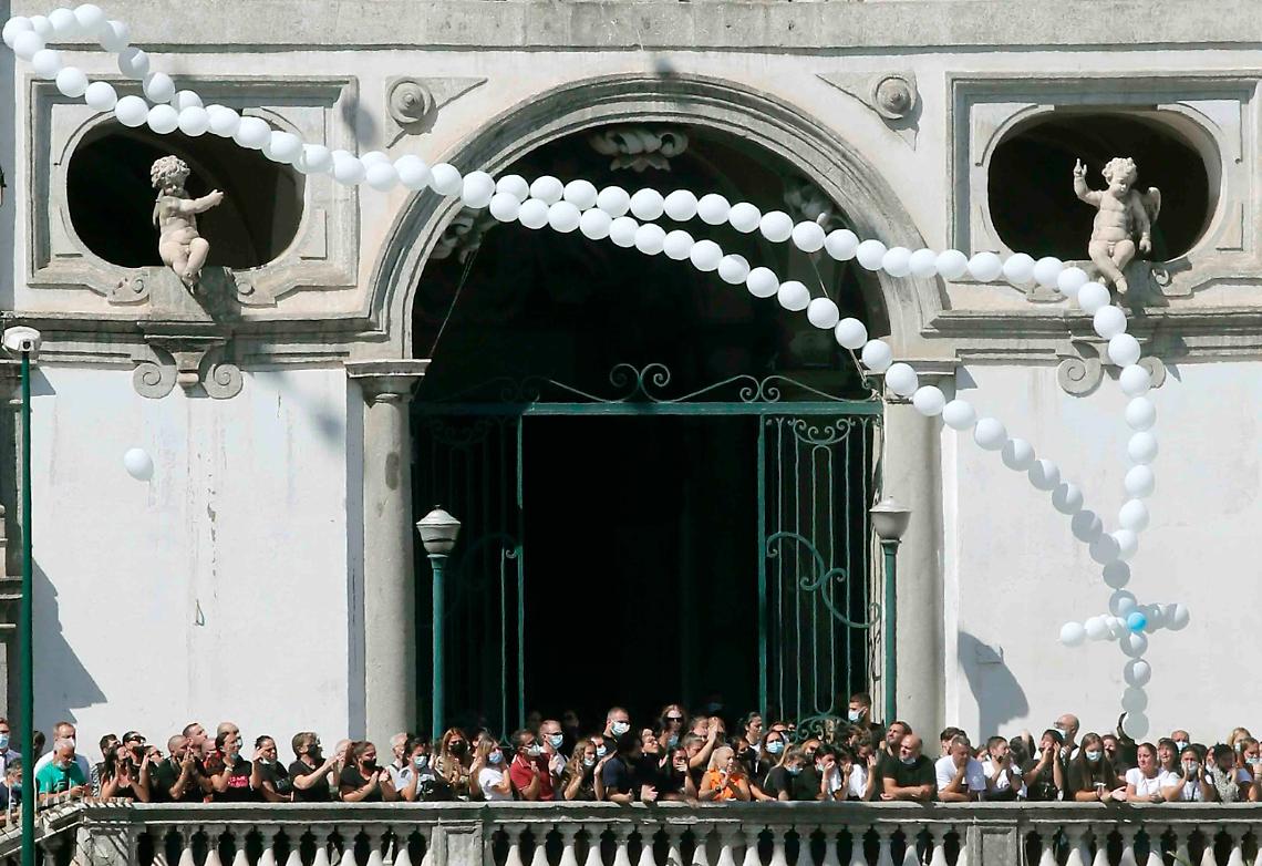 I funerali del piccolo Samuele, Battaglia: «Mostraci la via»