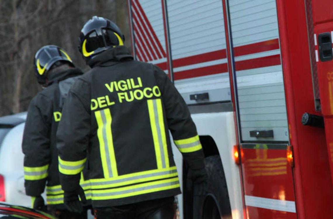 Serino, auto in bilico su parapetto