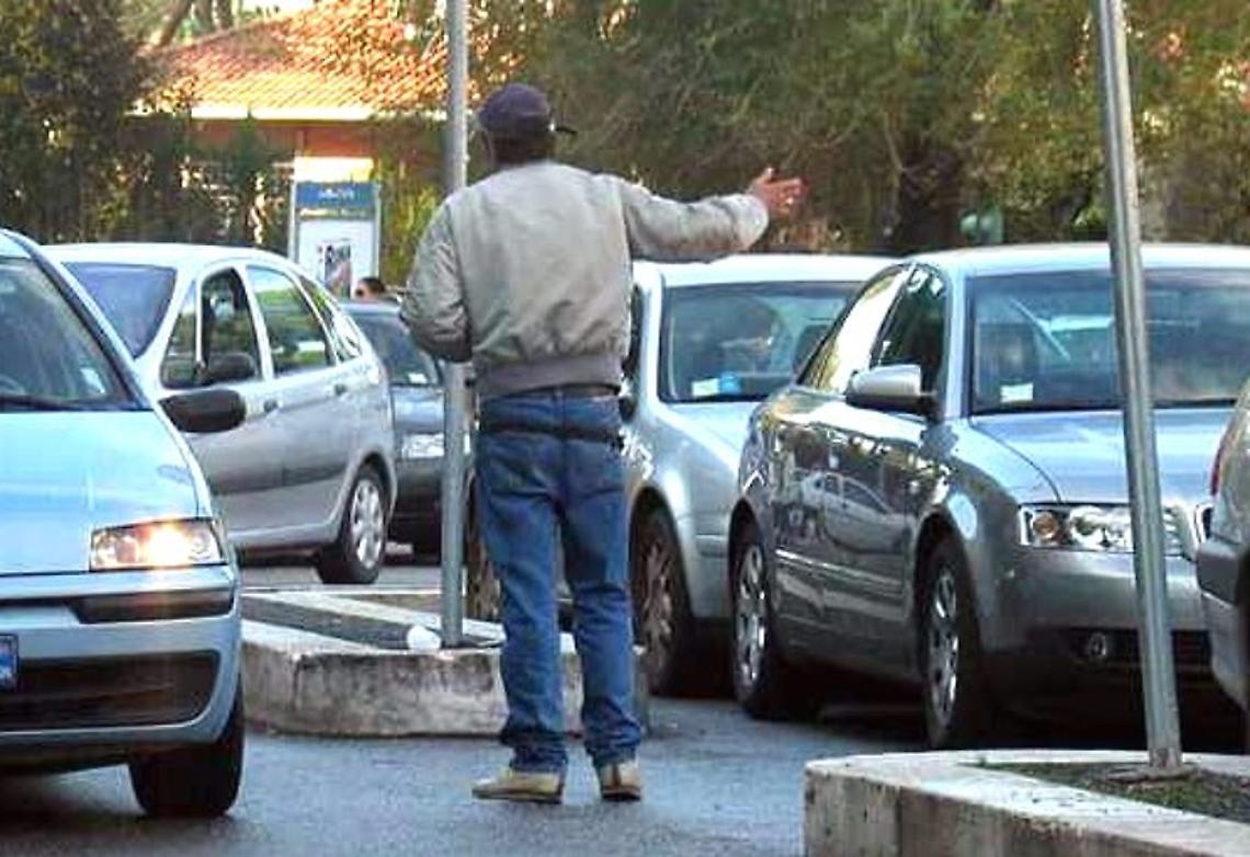 Vomero in mano ai parcheggiatori abusivi