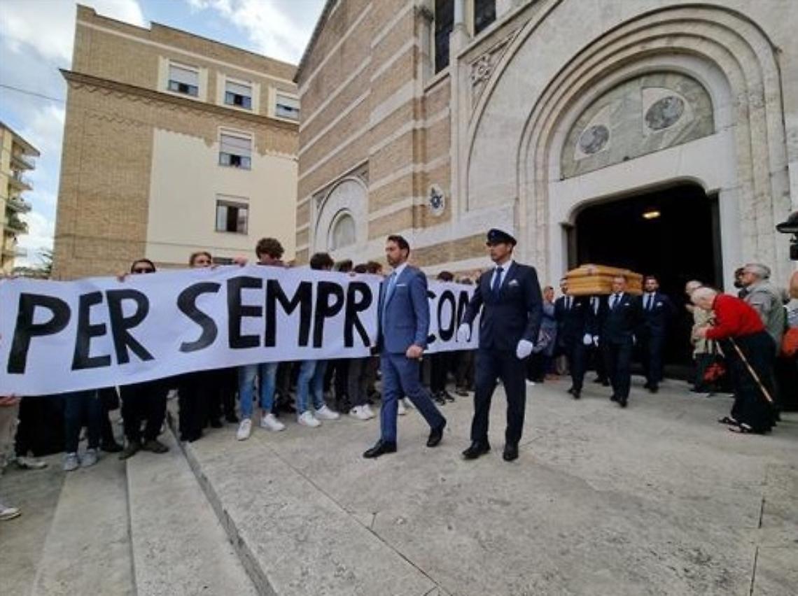 Travolto e ucciso sul marciapiede, l'addio tra lacrime e abbracci