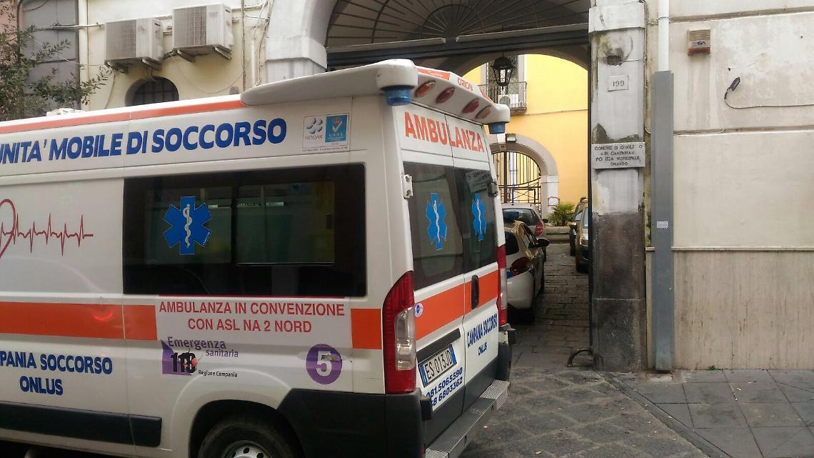 Accoltella l’ex alla gola, donna in manette