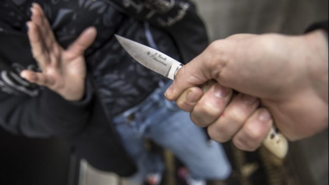 Rissa tra giovani: feriti un 17enne, il padre e lo zio 