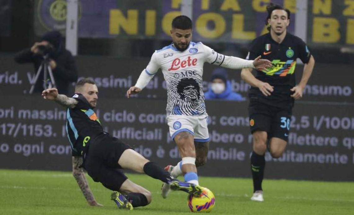 Il Napoli si sveglia tardi: l’Inter ringrazia e vince, ma il primo posto è salvo