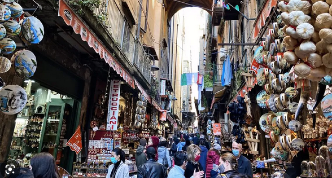 Senso unico pedonale nella strada dei presepi