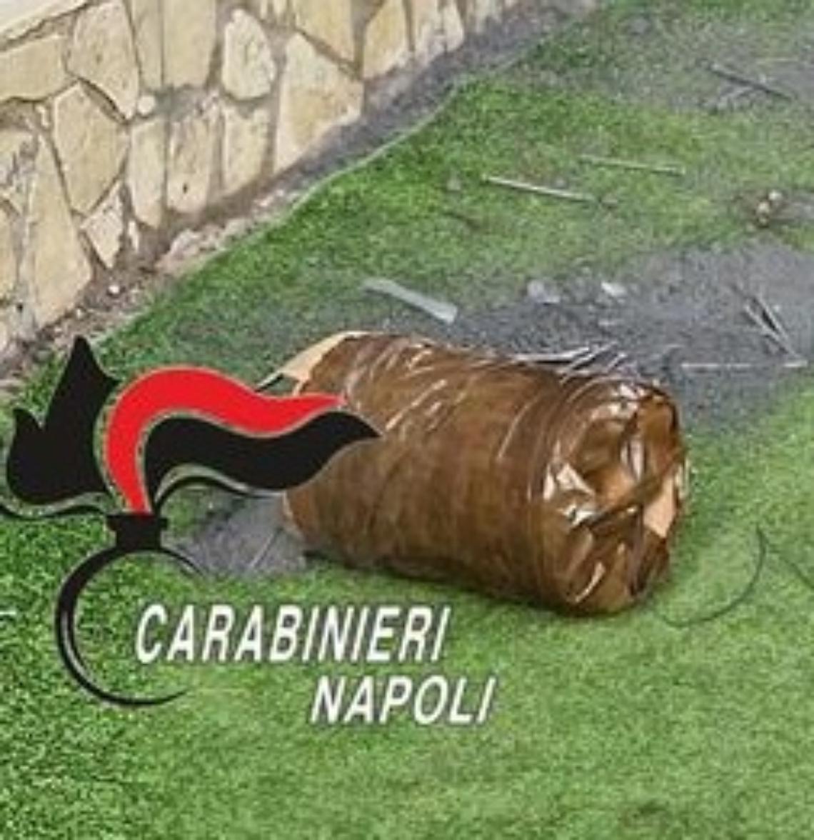Ordigno esplosivo rinvenuto davanti a un negozio