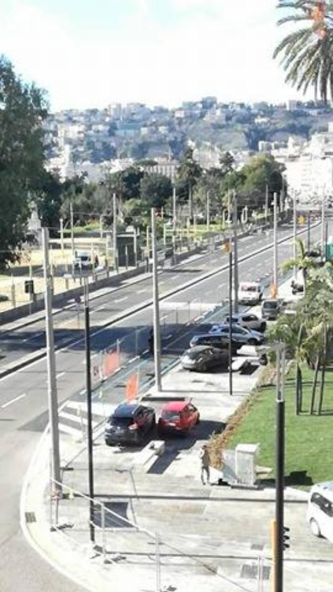 Largo Pignatelli, inaugurazione con Delrio. «È già un parcheggio abusivo»