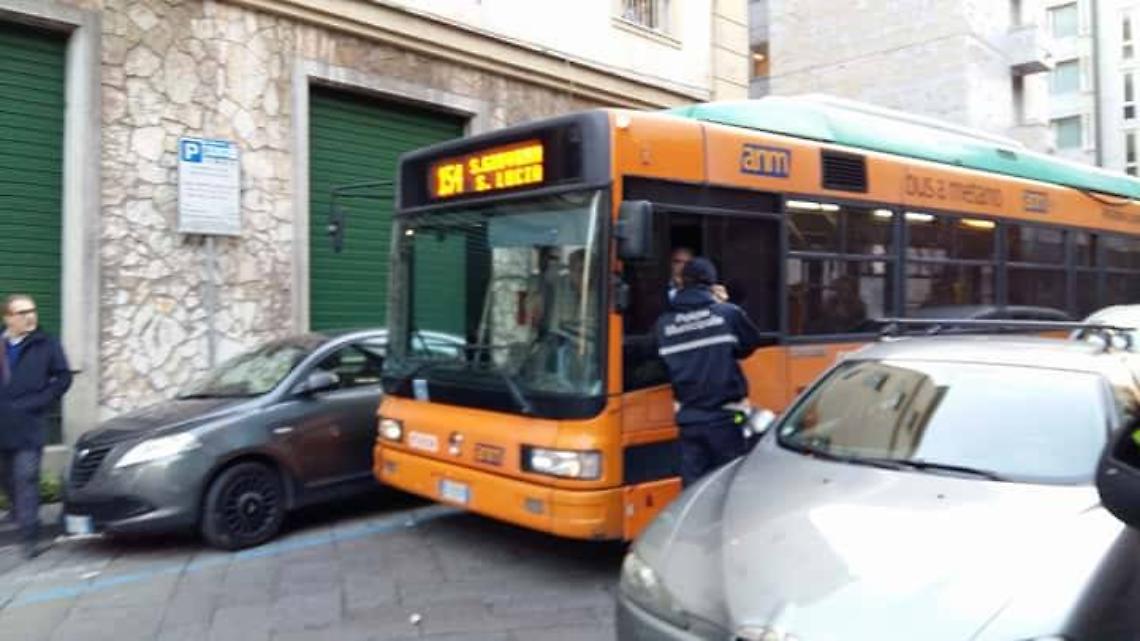 Via Chiatamone, strisce blu a spina di pesce