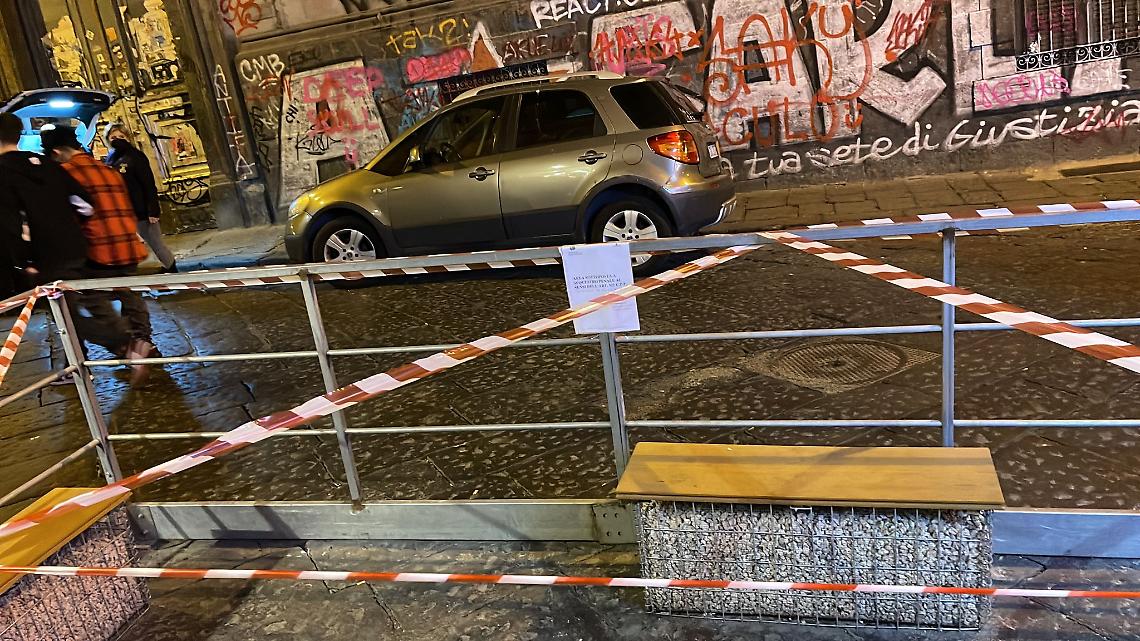 Napoli, sequestrate pedane abusive a Mezzocannone
