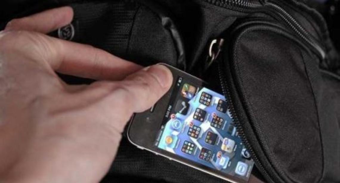 Sorpreso a rubare un cellulare, arrestato