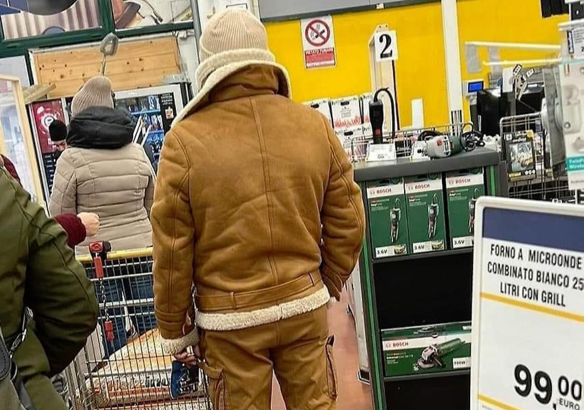 Al supermercato vestito come Matteo Messina Denaro