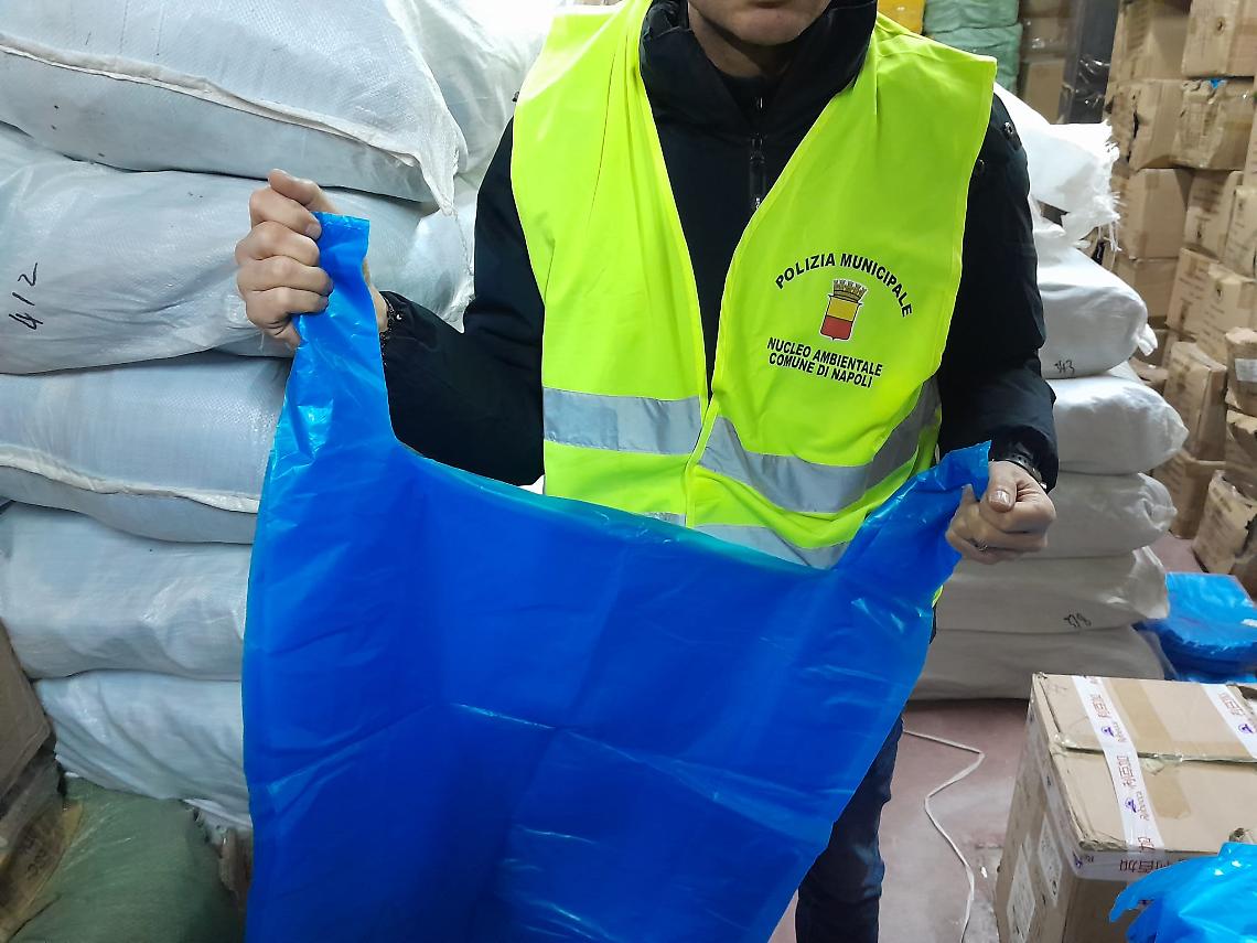 Shopper illegali, blitz della polizia locale
