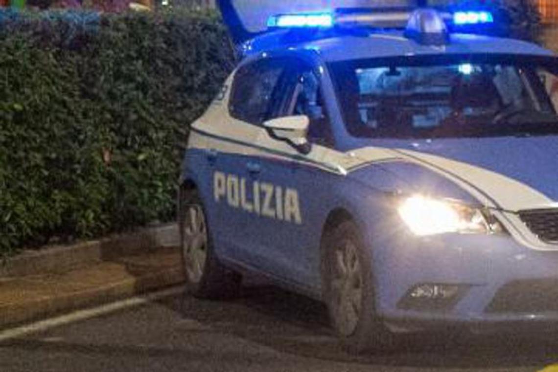  Aggredisce passanti e polizia con coltello: ucciso