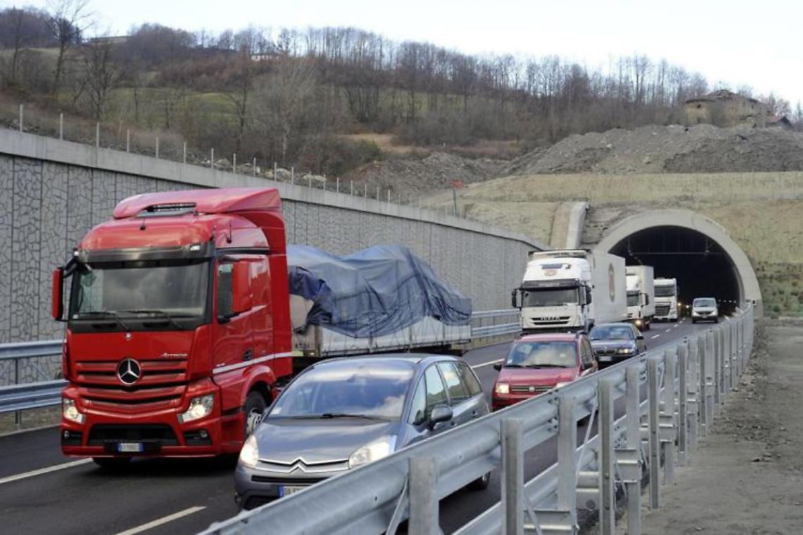 Proteste caro carburante: scende e accoltella camionista