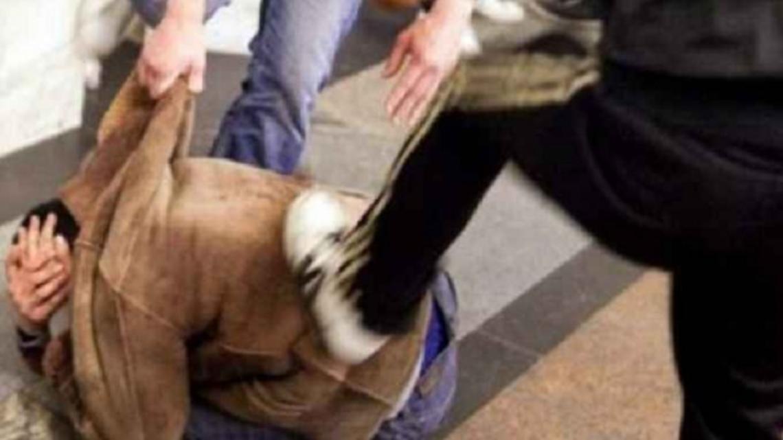 Accerchiato e picchiato dal branco a corso Umberto, finisce in ospedale